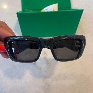BOTTEGA Veneta AUTHENTIC BLACK SUNGLASSES !! New in box